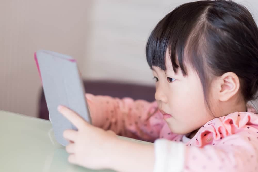 描述: 一張含有 人員, 人的臉孔, 室內, 幼兒 的圖片自動產生的描述